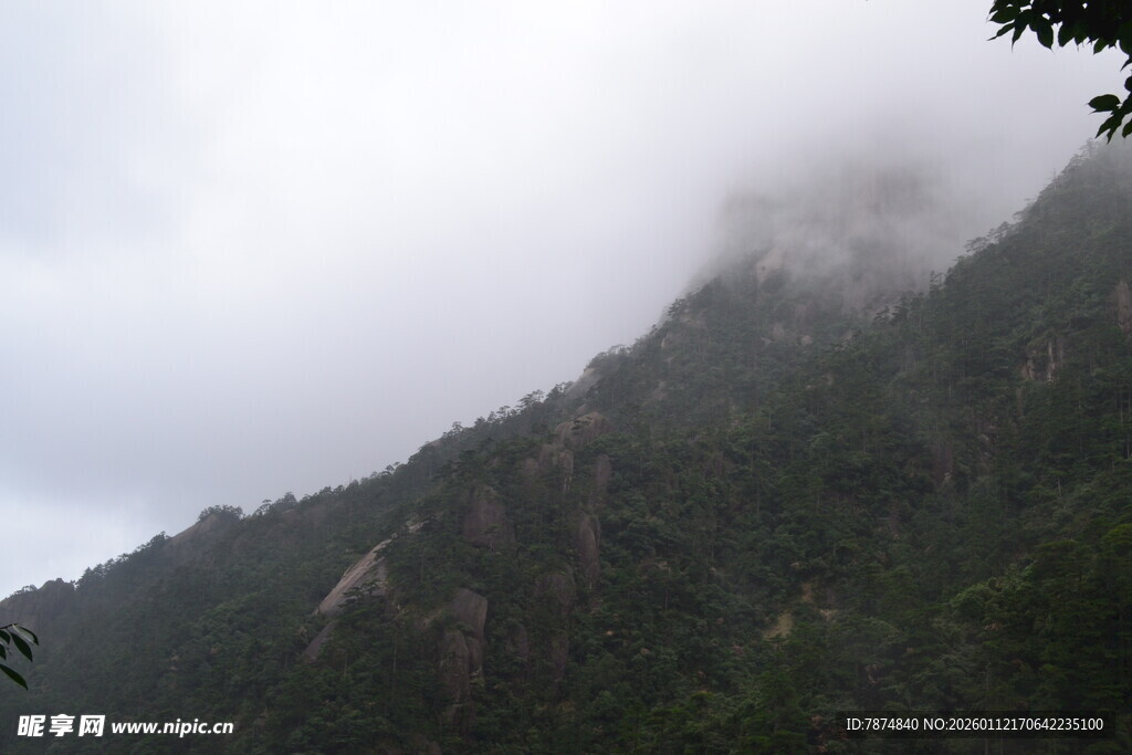 云雾缭绕的山峦美景