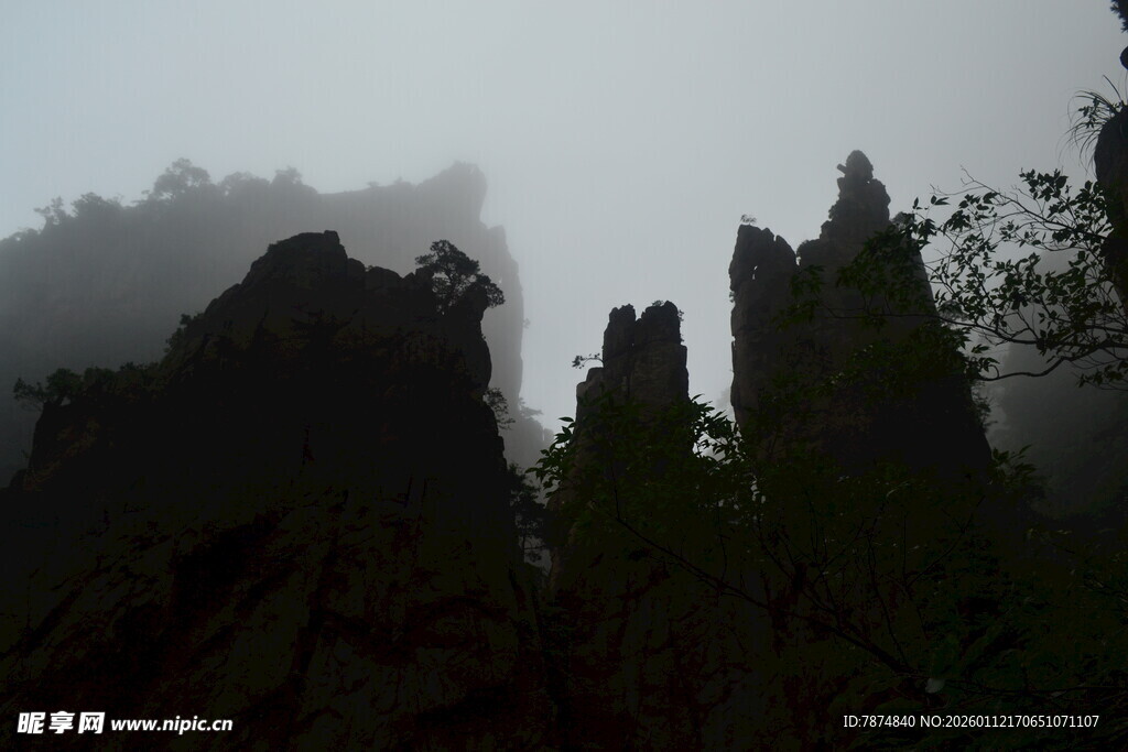 云雾缭绕的壮丽山峰