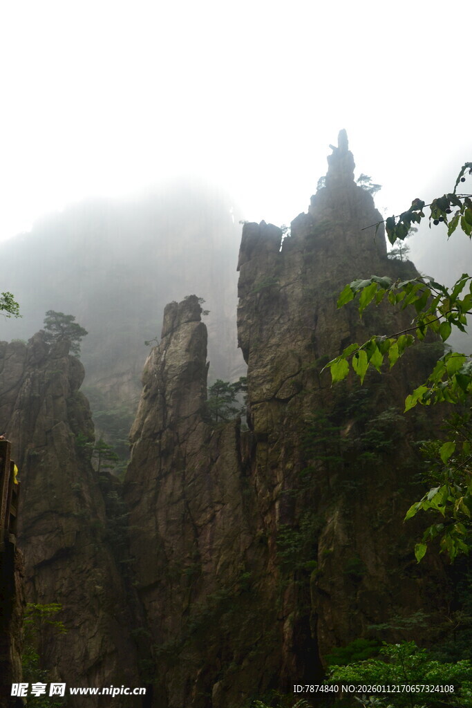 云雾缭绕的峻峭山峰