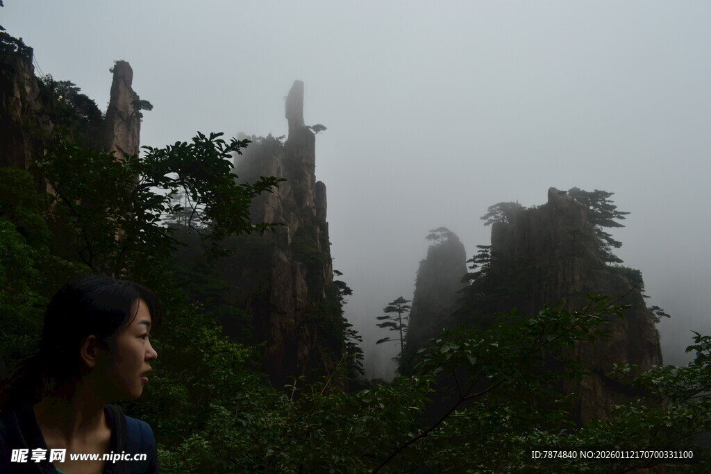 雾中赏景的女子与奇峰
