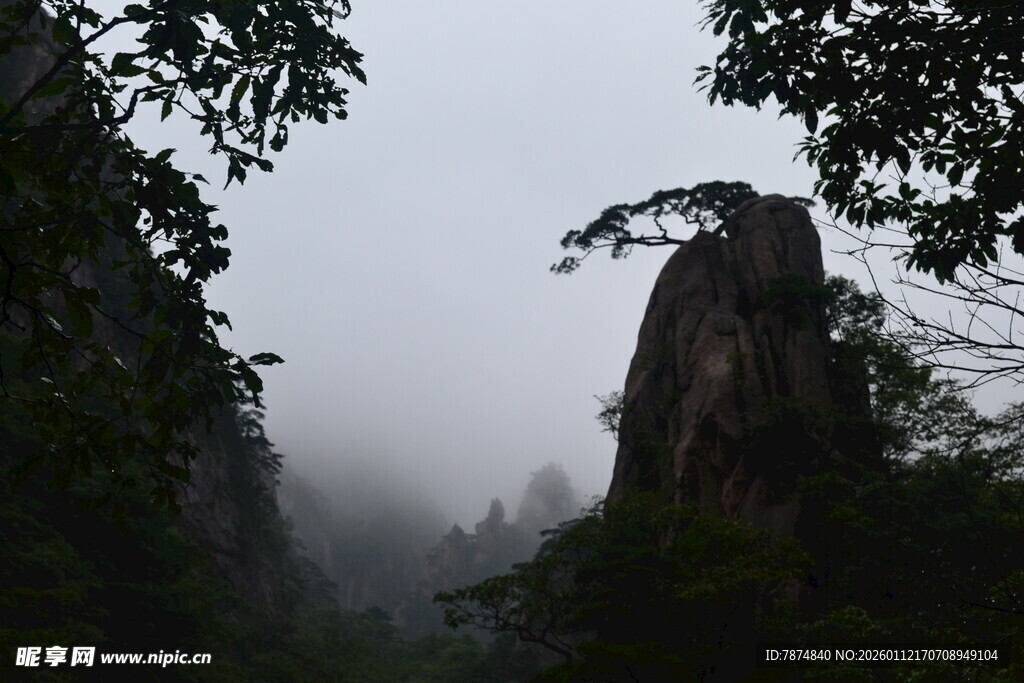 云雾缭绕中的孤峰奇景