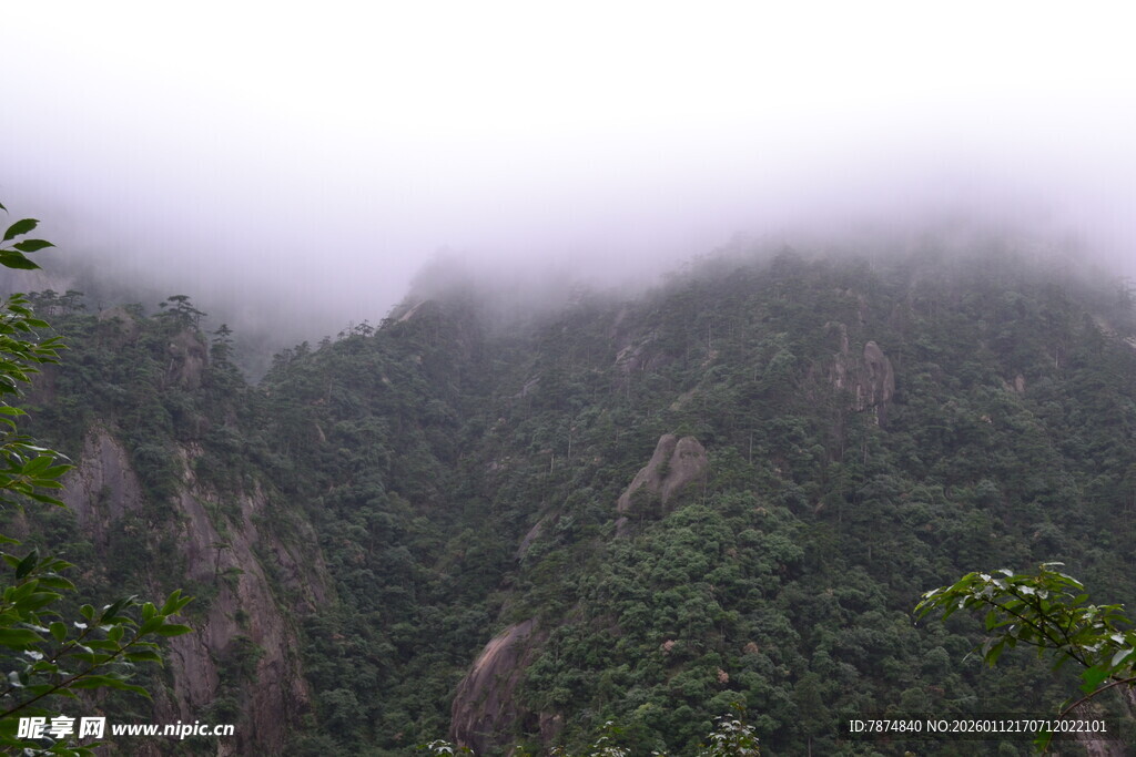 云雾缭绕的青翠山峦