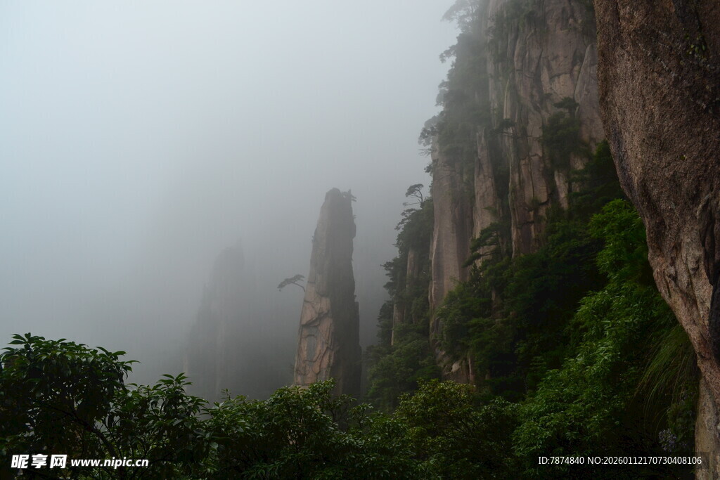 云雾缭绕的险峻山峰景色