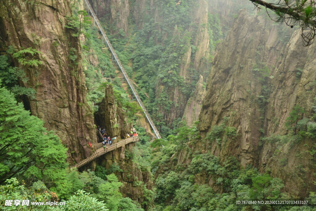 峡谷间的悬空吊桥