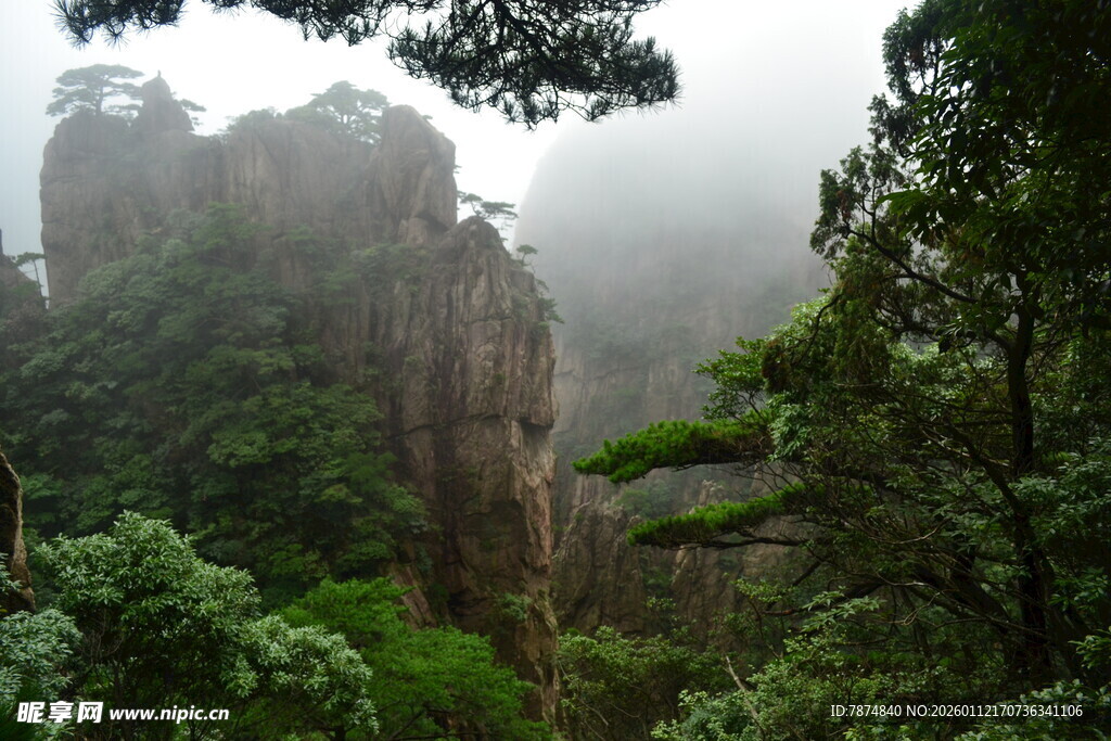 云雾缭绕的壮美山间景色
