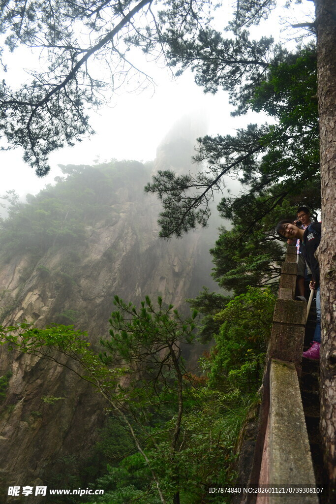 山间栈道 云雾中的探险路