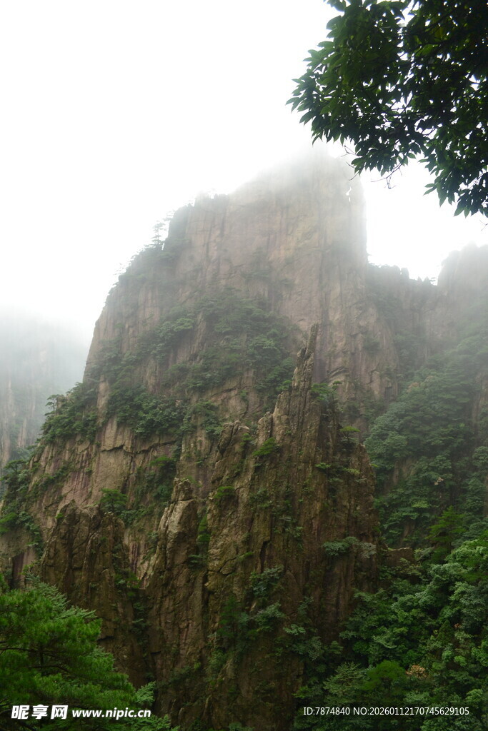 云雾缭绕的巍峨山峰