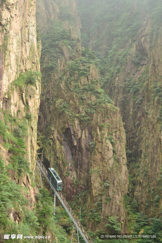 山间索道穿行于陡峭崖壁