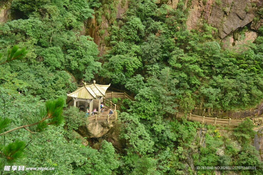 悬崖绿植间的小屋