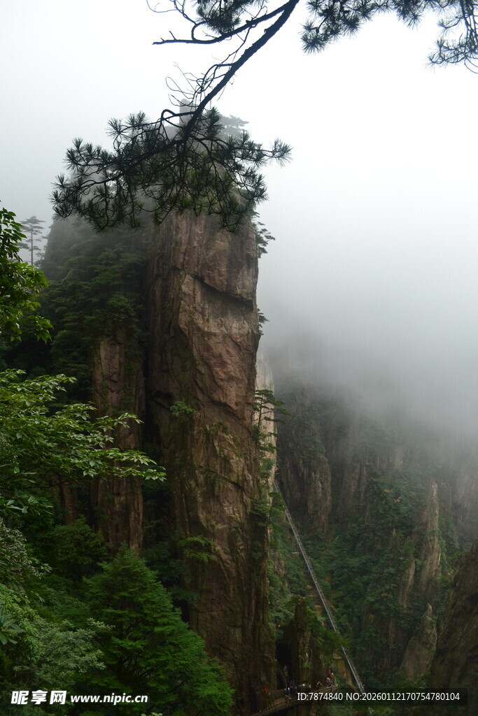 云雾缭绕的险峻山峰