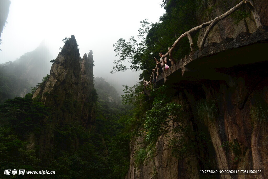 云雾缭绕的山间栈道