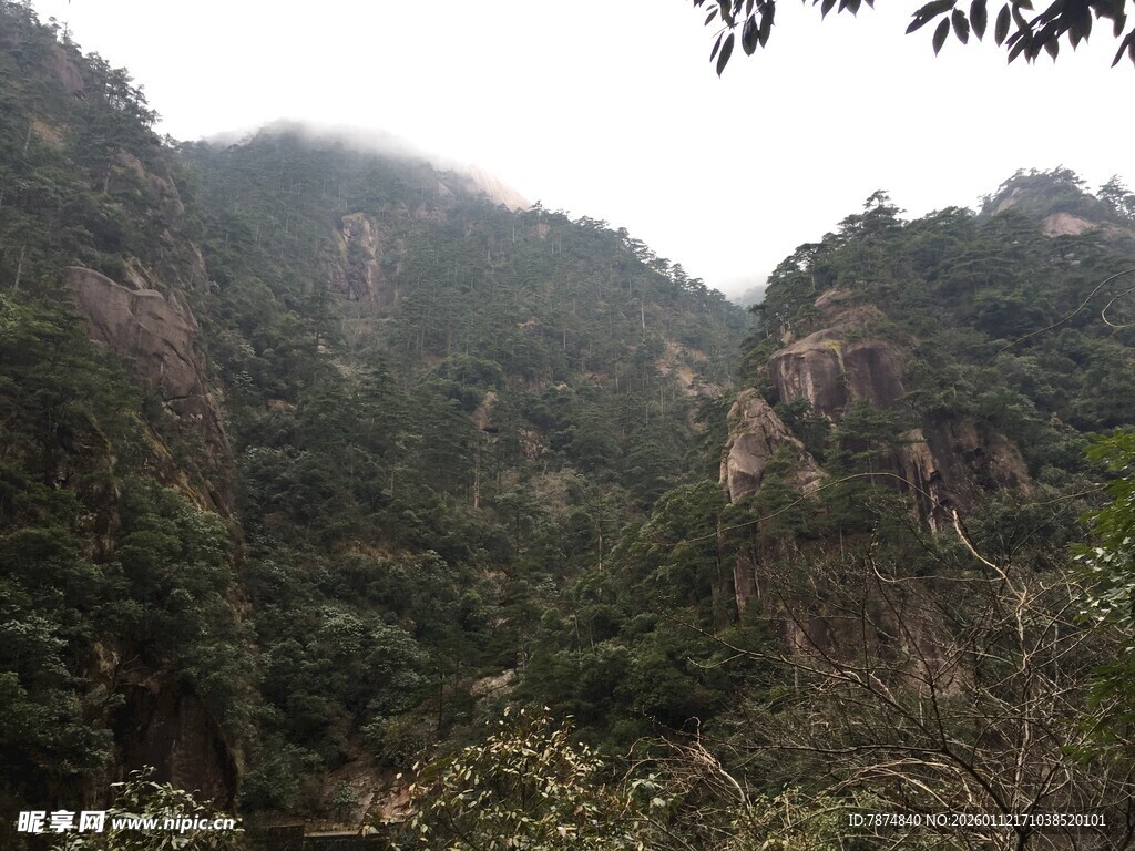 云雾缭绕的秀丽山峦