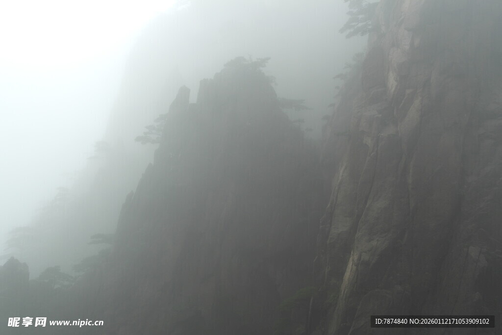 云雾缭绕的巍峨山峰