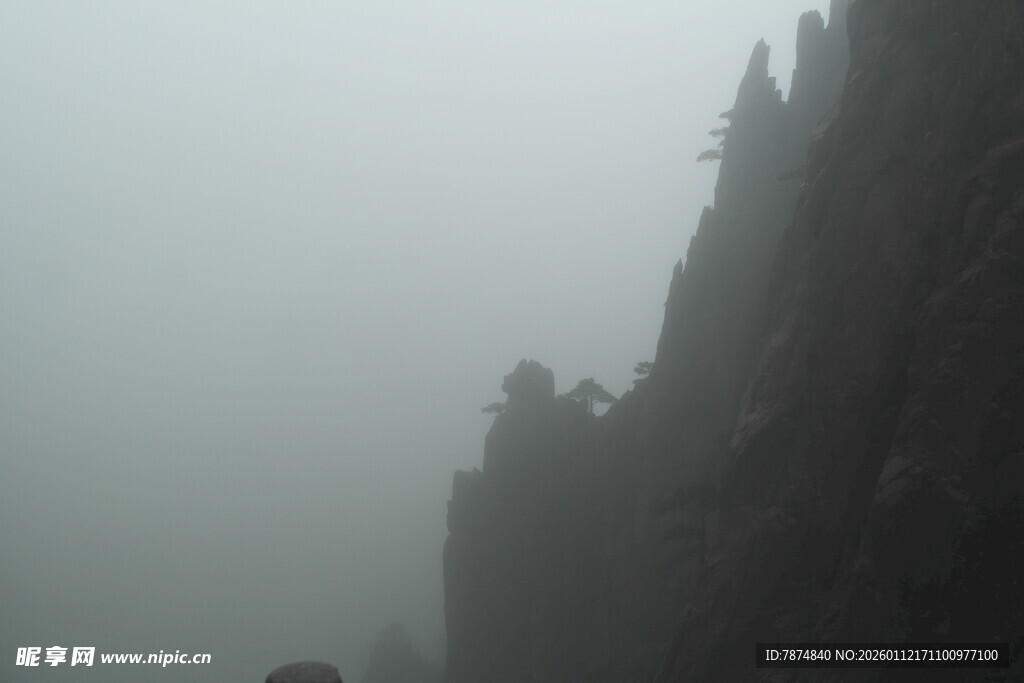 雾中峻峭山峰