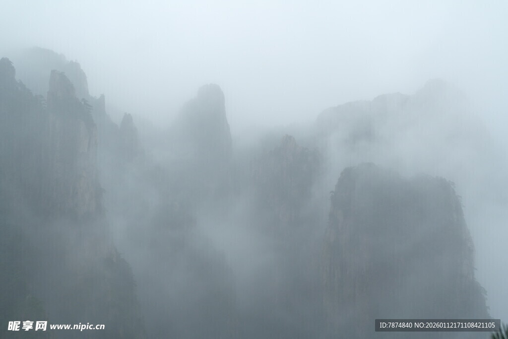 云雾缭绕的壮丽山峰