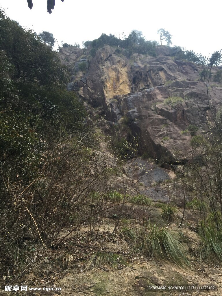 山间嶙峋峭壁与植被景观