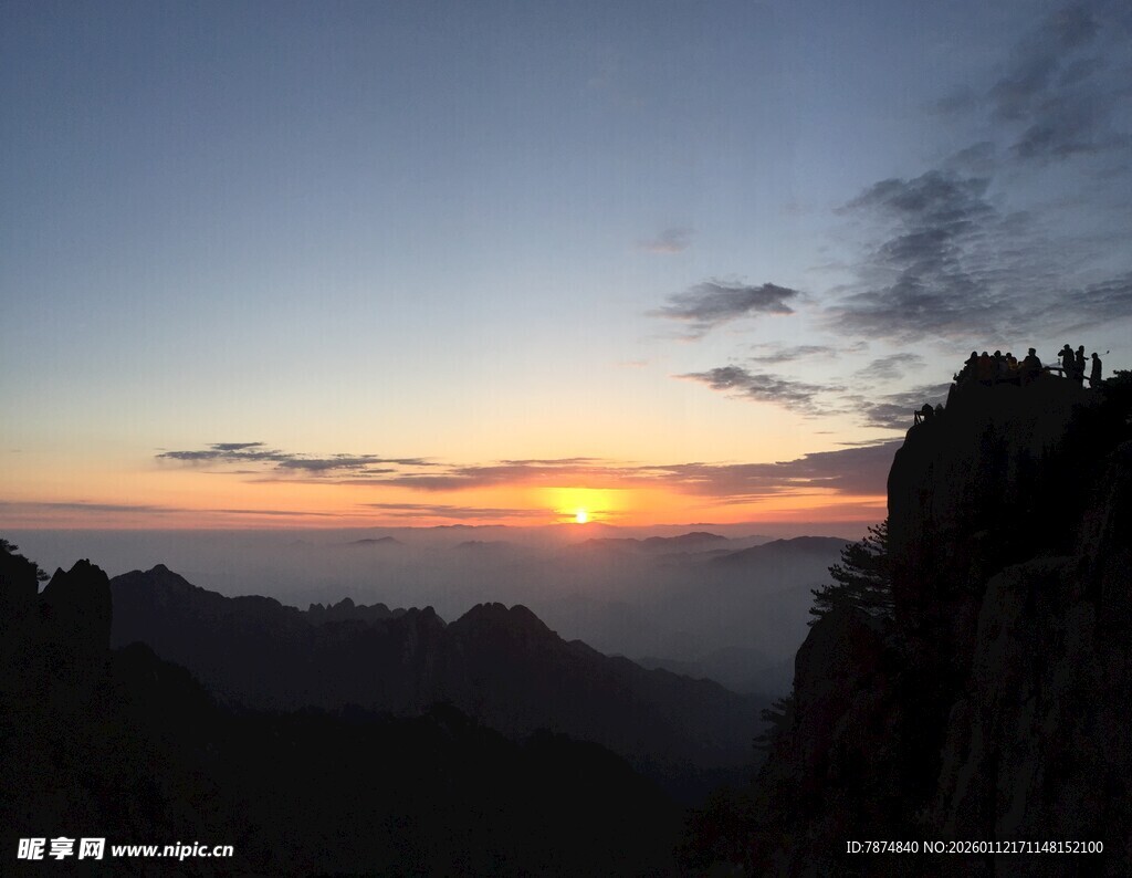 山巅壮丽日出美景