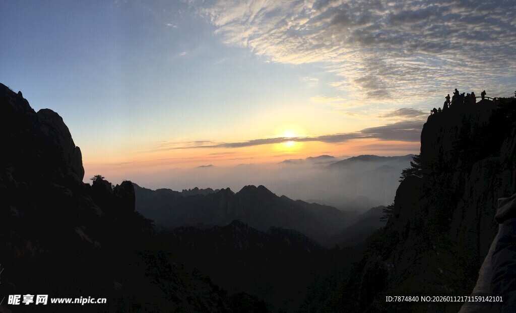 山间壮丽日出云海景观