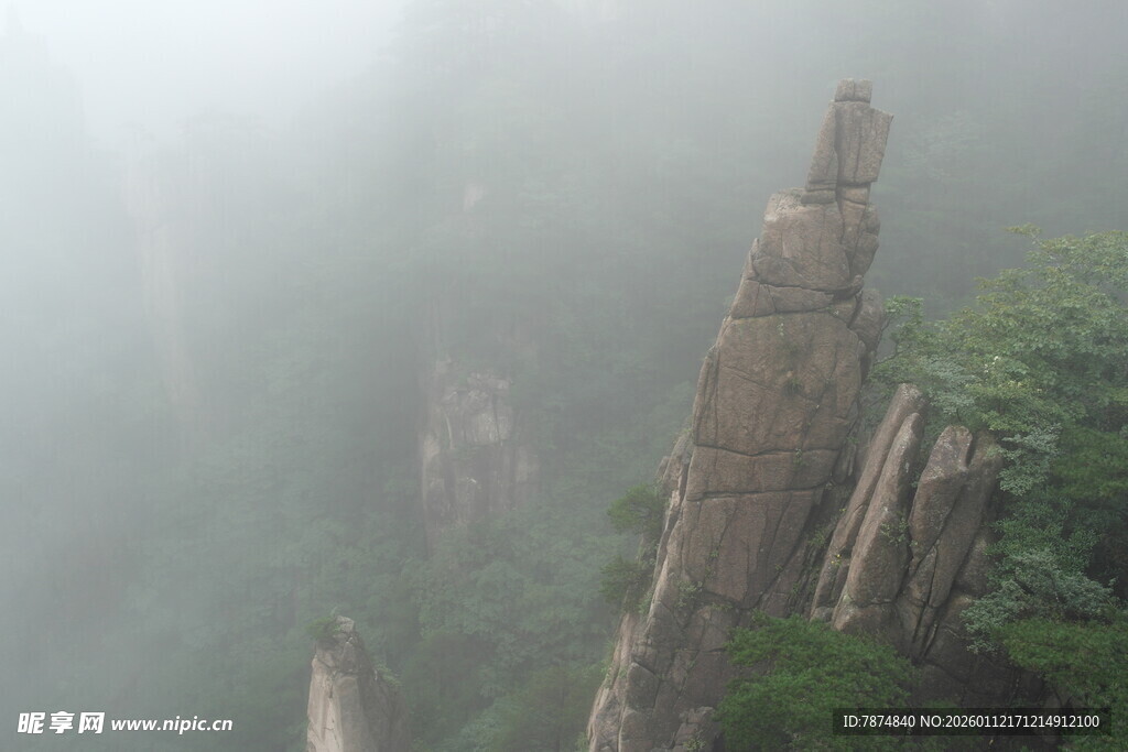 雾中峻峭奇峰