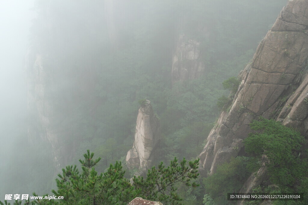 云雾缭绕的险峻山峰