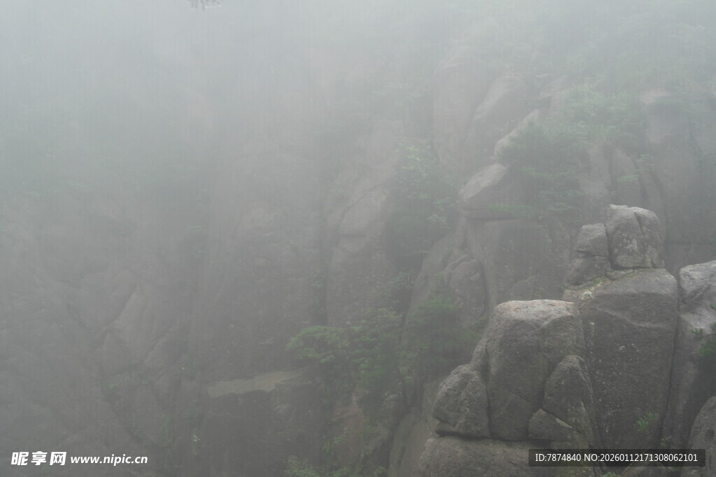 雾中险峻山石景观