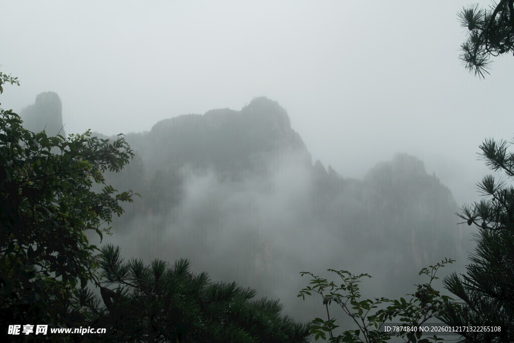 云雾缭绕的山峦美景