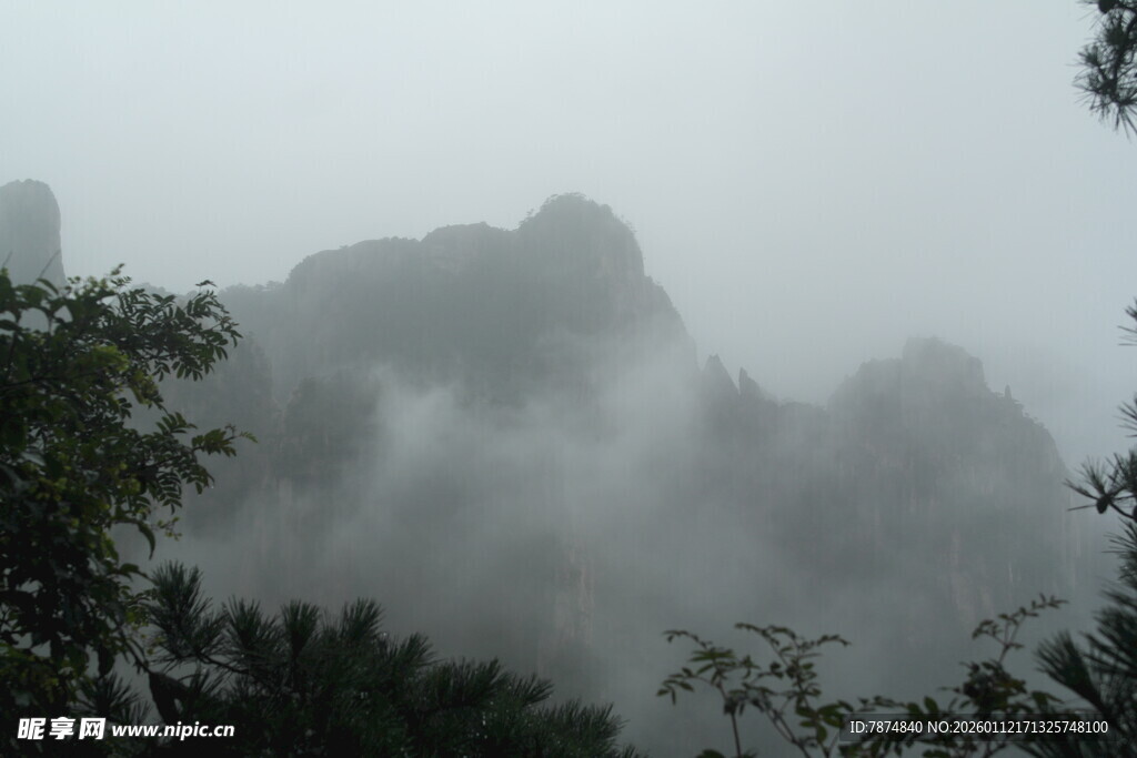 云雾缭绕的山峦美景