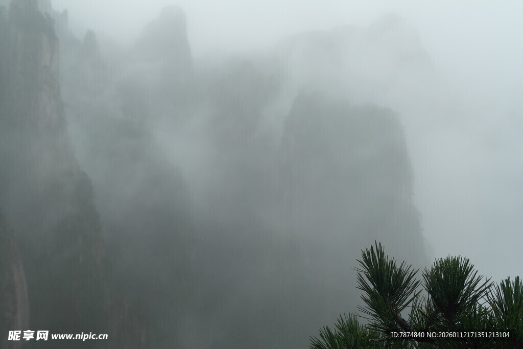 云雾缭绕的壮丽山峦