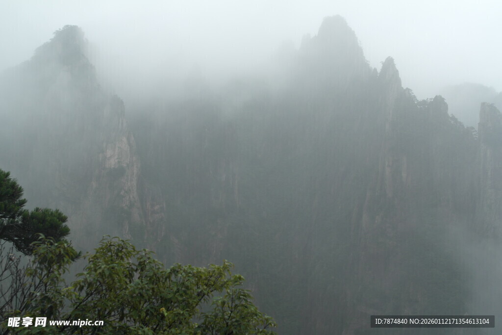 云雾缭绕的壮美山峦