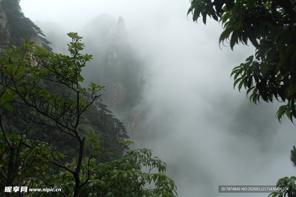 山间云雾缭绕的自然美景