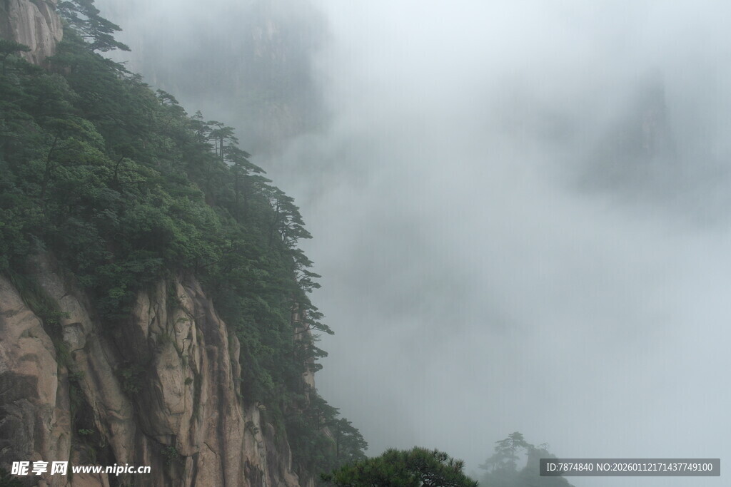 云雾缭绕的险峻山峰