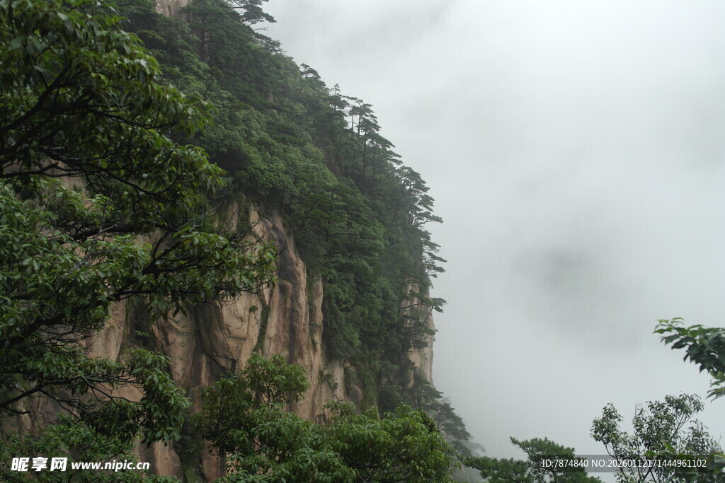 云雾缭绕的陡峭山壁