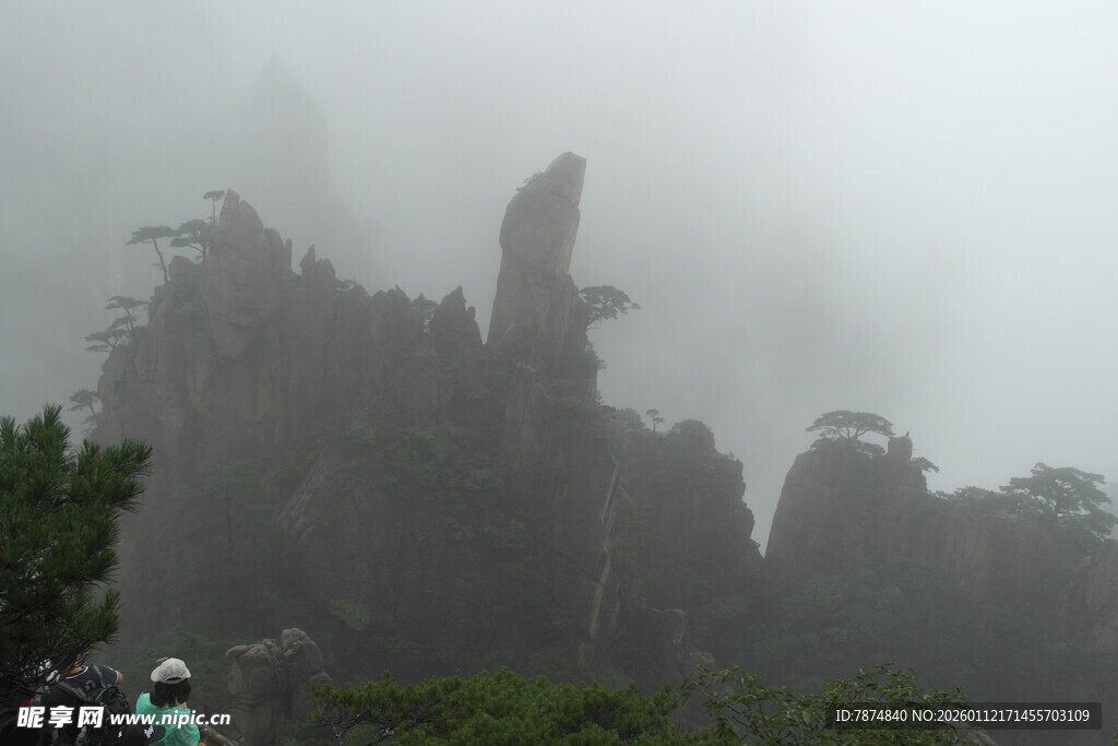云雾缭绕的奇峻山峰