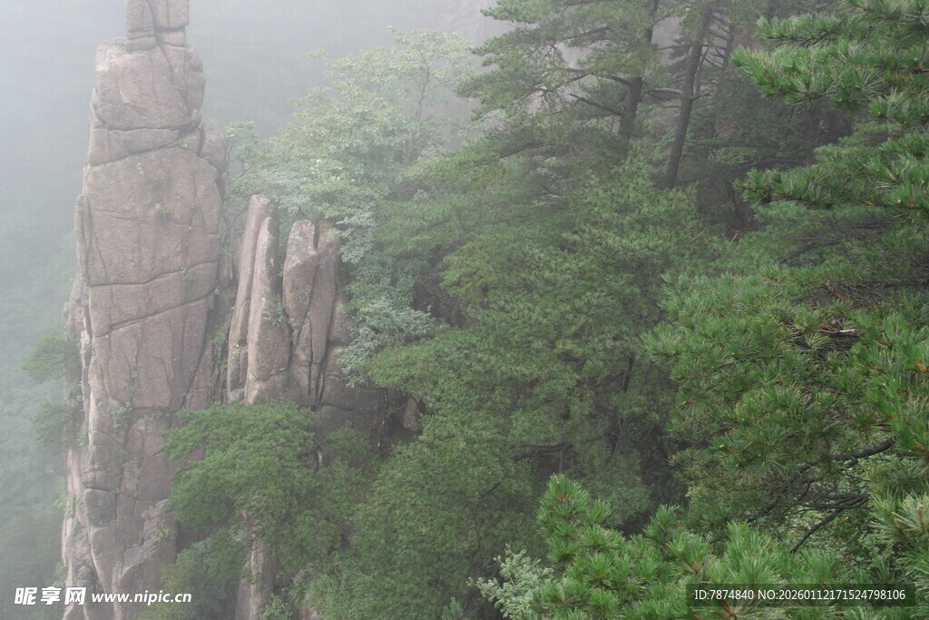 云雾中的峻峭山峰