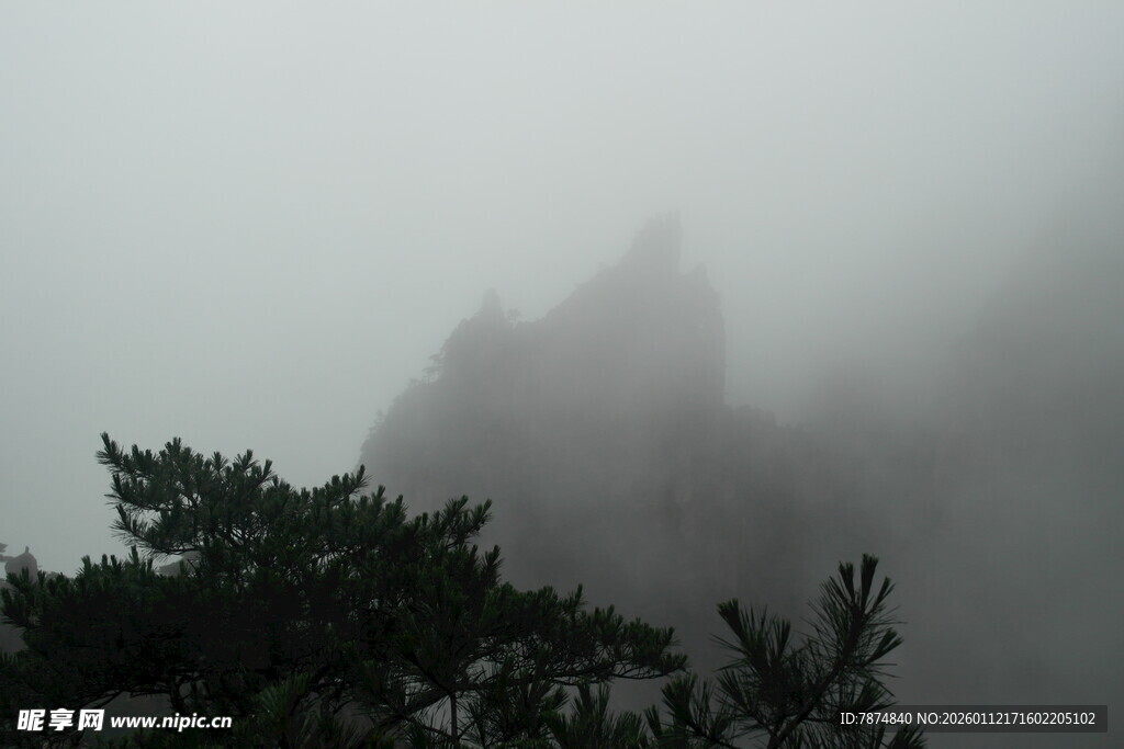 云雾缭绕中的巍峨山峰