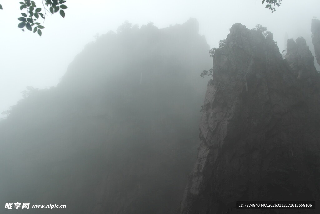 云雾缭绕的巍峨山峰