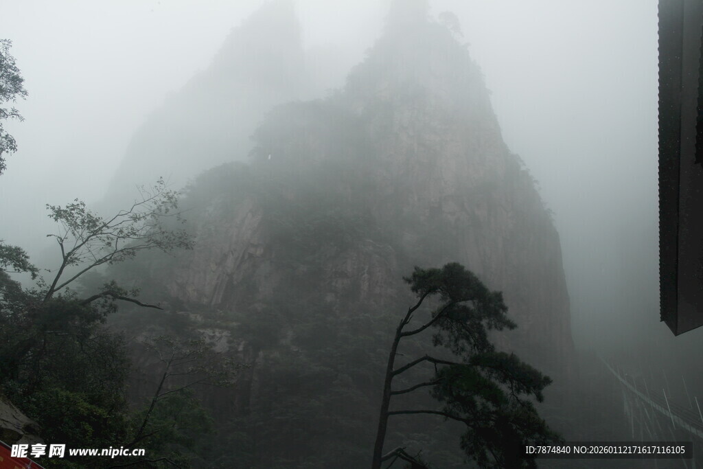 云雾缭绕中的巍峨山峰