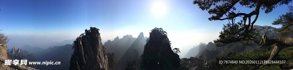 两人徒步赏壮丽山间美景