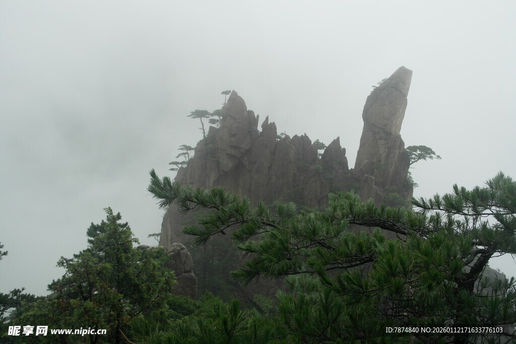 云雾缭绕的奇特山峰