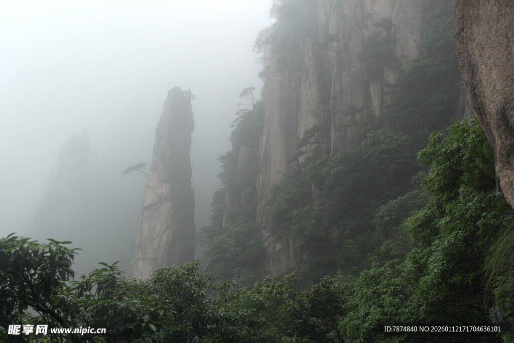 云雾缭绕的峻峭山峰