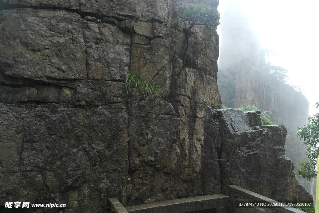 云雾缭绕的险峻山石景观