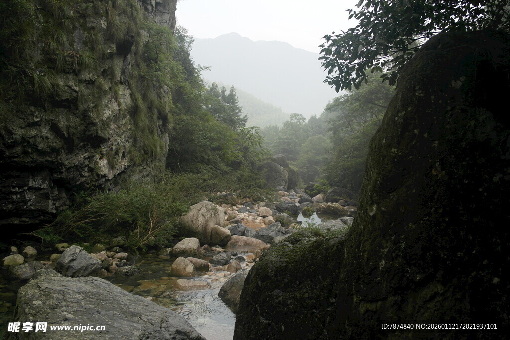 山间溪流 云雾缭绕之景