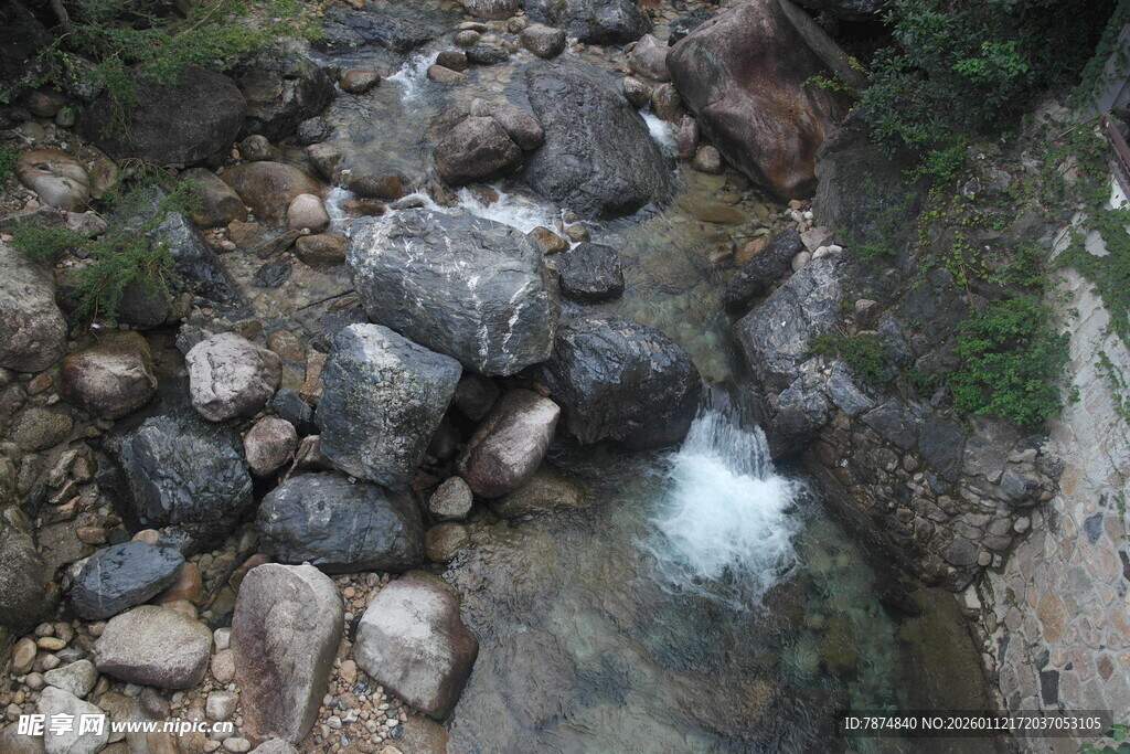 山间溪流与嶙峋怪石