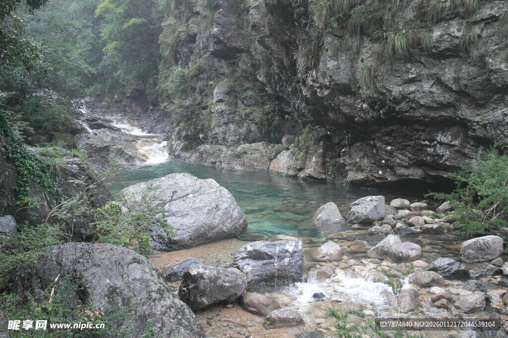 山间幽谧溪流与嶙峋怪石