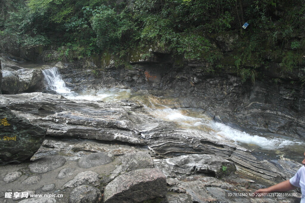 山间湍急溪流与嶙峋怪石