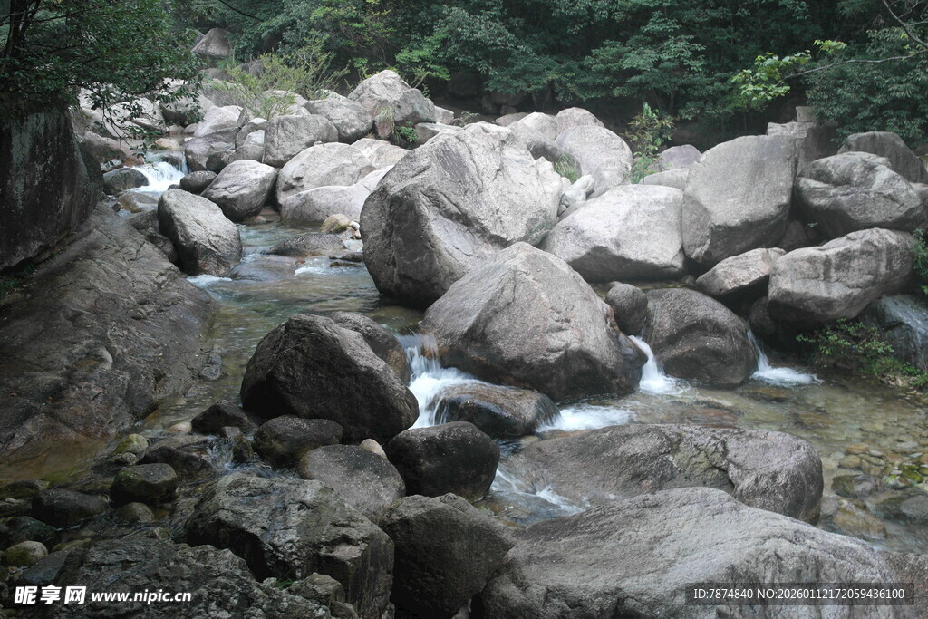 山间溪流穿石而过