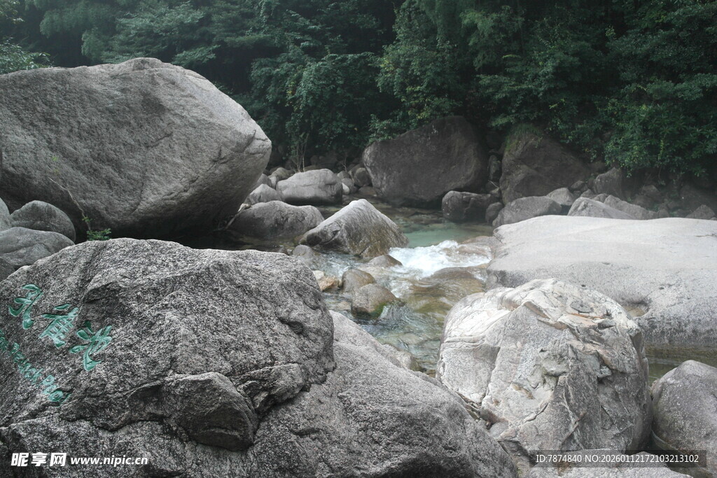 山间嶙峋巨石景观
