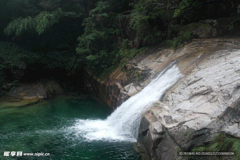 山间瀑布下的碧绿潭水