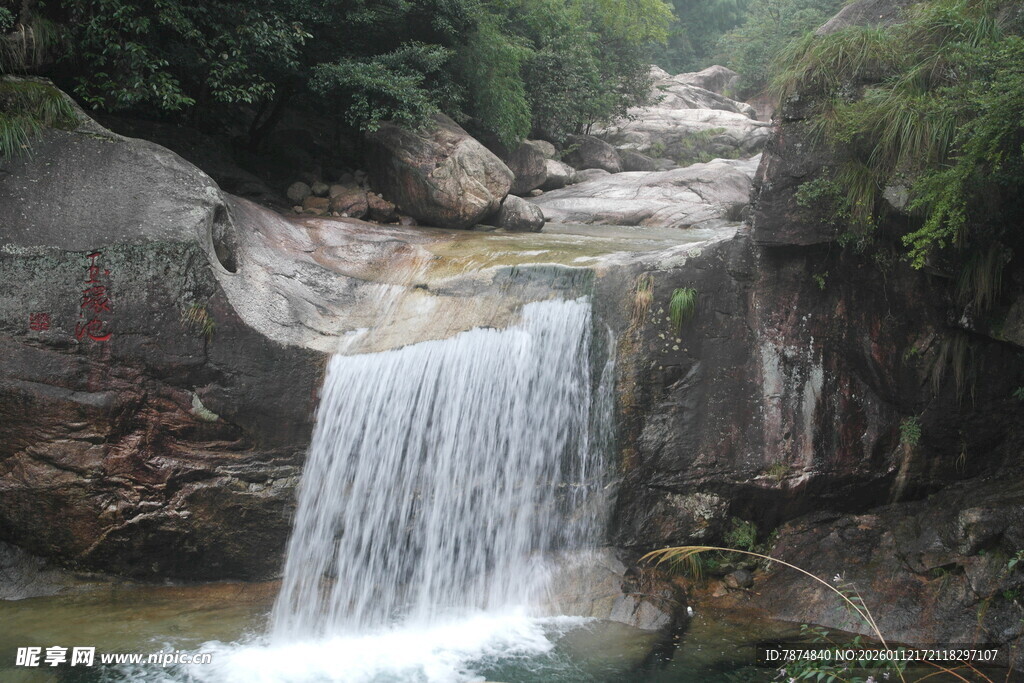 山间瀑布溪流美景