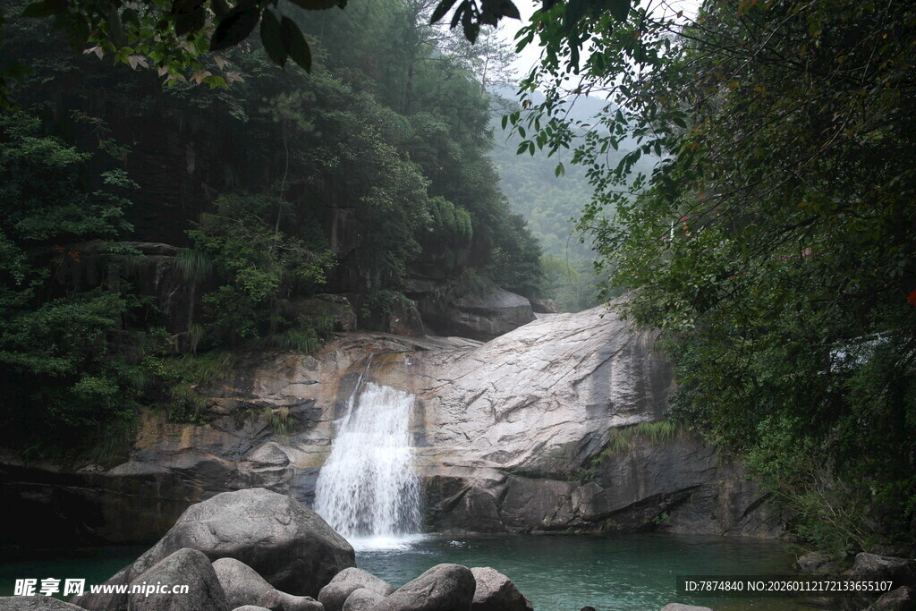 山间瀑布下的清幽景致